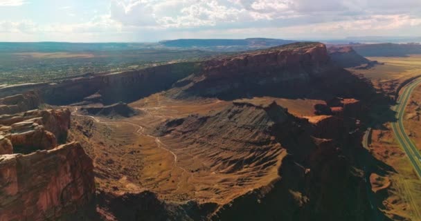 美国犹他州峡谷中雄伟岩石的阳光灿烂的风景 从空中看美国国家公园迷人的全景 — 图库视频影像