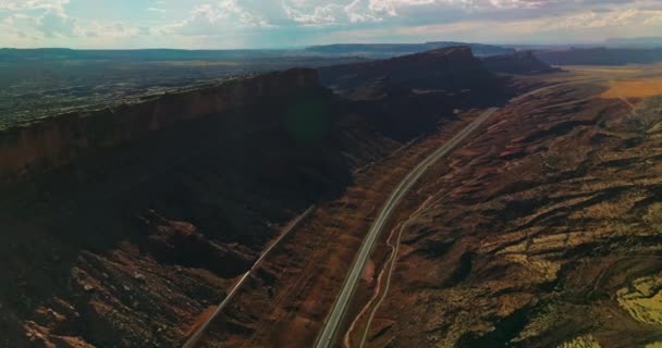 Αυτοκινητόδρομοι Διασχίζουν Ανάμεσα Στα Βουνά Υπέροχο Τοπίο Της Ερήμου Της — Αρχείο Βίντεο