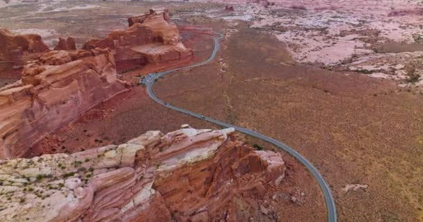 荒无人烟中的红色岩层 与汽车通过美国犹他州锡安国家公园的道路 顶部视图 — 图库视频影像