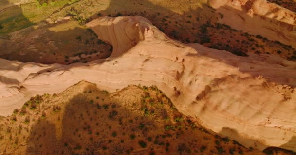 美丽的岩石形成了圆形的侧面从空气侵蚀 美国犹他州令人惊奇的峡谷上的无人机镜头 — 图库视频影像