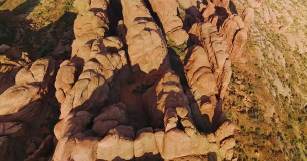 Gruppe Bergartformasjoner Med Avrundede Topper Fra Lufterosjon Sunlit Canyons Arches – stockvideo