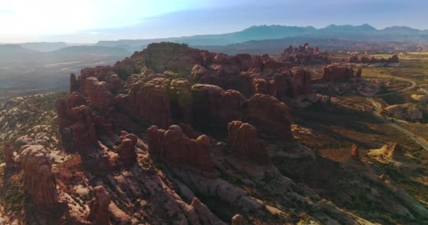 Rodeado Rocas Rojas Utah Los Rayos Del Sol Brillante Parque — Vídeos de Stock