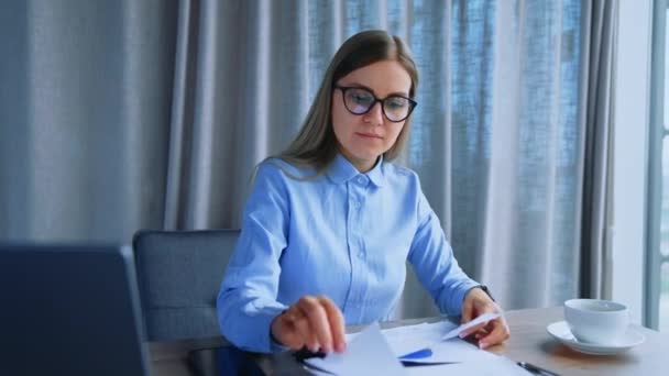 Ofisinde Masasında Çalışan Gözlüklü Bir Kadın Çalışan Belgeleri Hızlıca Inceleyip — Stok video