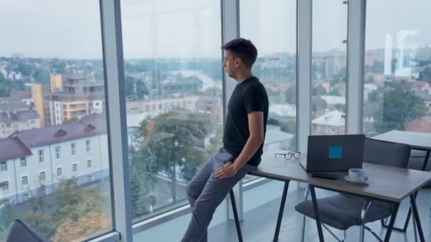 Ofisteki Masada Oturan Genç Adama Yaklaşıyorum Erkek Pencereye Bakıyor Sonra — Stok video