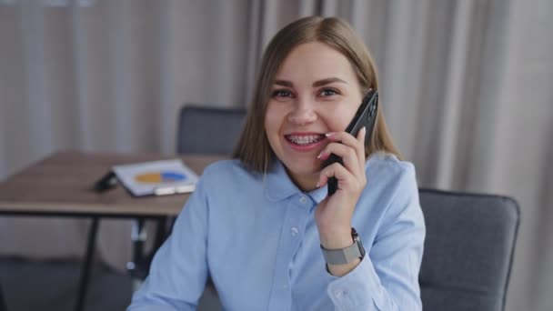 Mulher Sorridente Tipo Feliz Falando Telefone Sentado Escritório Senhora Ter — Vídeo de Stock