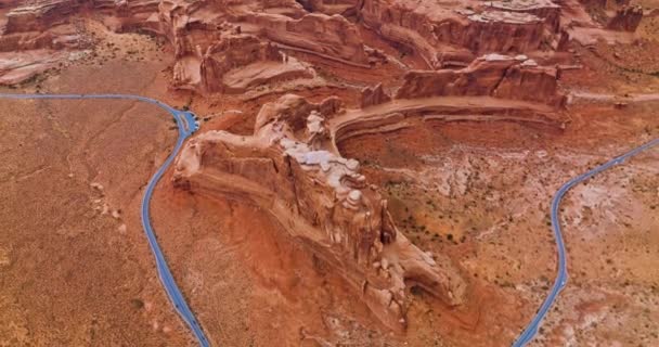 美丽的峡谷 顶部和边缘都是圆形的 弯弯曲曲的路绕过岩石 顶部视图 — 图库视频影像