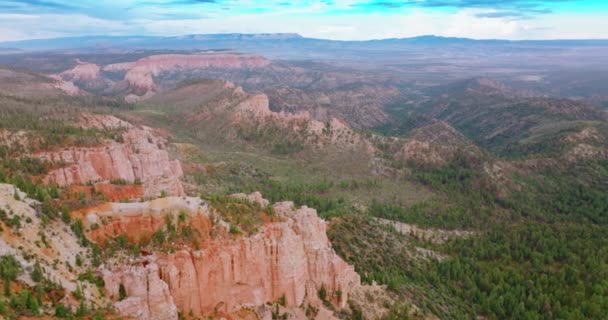 Vista Panorâmica Das Belas Rochas Utah Eua Floresta Pinheiro Cobrindo — Vídeo de Stock