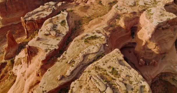 Increíbles Hermosas Rocas Formadas Por Erosión Del Aire Pequeños Arbustos — Vídeo de stock