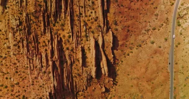 沿着与奇形怪状的山脉平行的道路行驶的汽车 美国犹他州沙漠干燥的橙色景观 — 图库视频影像