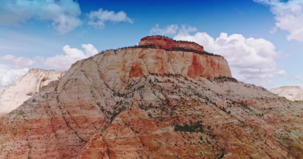 漂亮的巨石 顶部平坦 绿油油的 美国犹他州锡安国家公园令人惊叹的峡谷 蓝天白云映衬下 — 图库视频影像