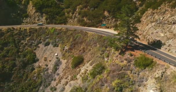 Небезпечна Дорога Проходить Через Гірську Територію Трафік Через Скелястий Пейзаж — стокове відео