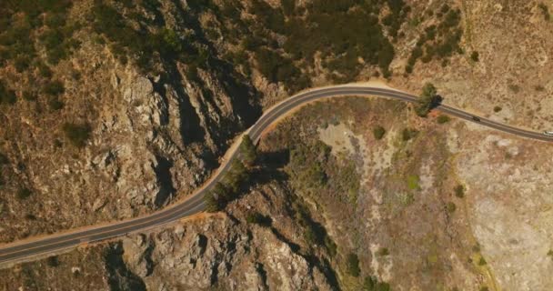 高速公路穿过那座大山 汽车在岩石边缘危险的道路上行驶 空中景观 — 图库视频影像