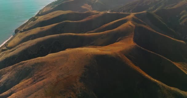 Montanhas Castanhas Lisas Surpreendentemente Bonitas Sem Vegetação Beira Mar Colinas — Vídeo de Stock