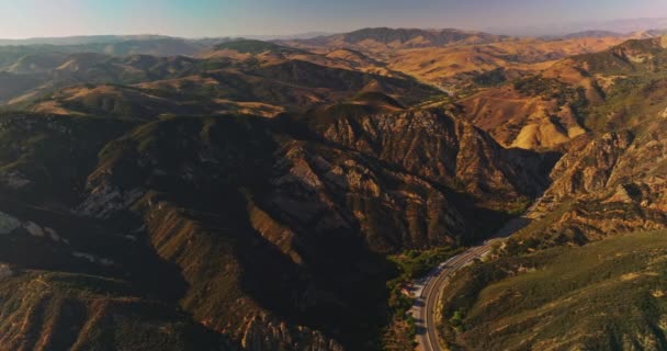 Bergslandskap Usa Vågig Väg Som Går Genom Det Steniga Området — Stockvideo