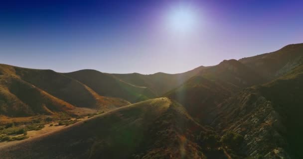Increíble Territorio Montañoso Sin Árboles Creciendo Drone Elevándose Sobre Las — Vídeos de Stock