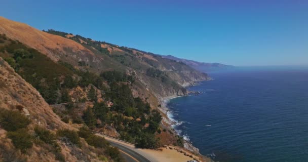 灿烂的山景与大海相遇 在松树丛中的岩石中的路 美国加利福尼亚州的大苏尔莫罗湾 — 图库视频影像
