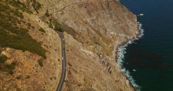 在太平洋边的山上的高速公路上飞行 美国加利福尼亚州大苏尔莫罗湾的裸露岩石 — 图库视频影像