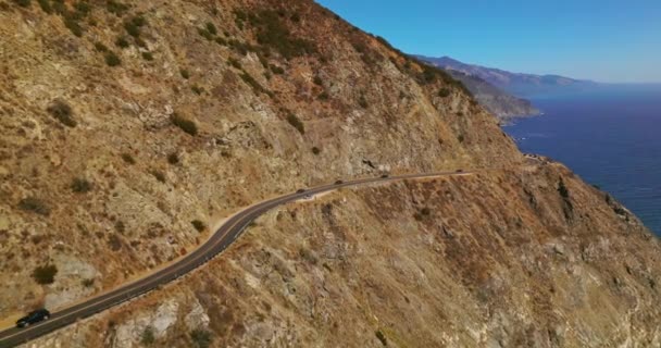 位于美国加利福尼亚州大苏尔山区的高速公路 蓝海蓝天背景下的神奇岩石 — 图库视频影像