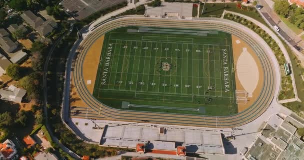 サンタバーバラ高校のピーボディ スタジアムには選手がいる 空中からの場所を巡る円の動き — ストック動画