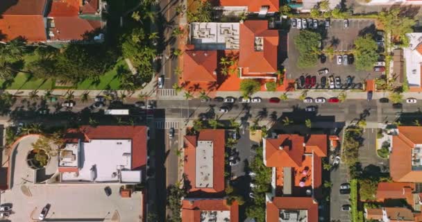 カリフォルニア州サンタバーバラのきれいな居心地の良い通りを移動する車 晴れた日の家のオレンジ色の屋根の上のドローン映像 — ストック動画