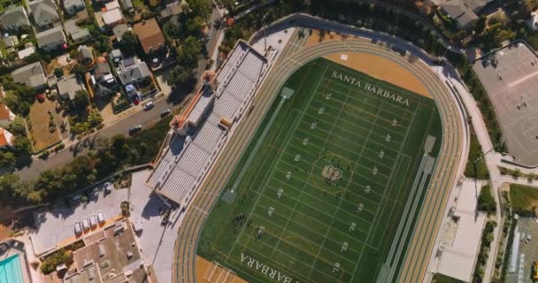 飞越美国加利福尼亚州圣巴巴拉的体育场和房屋 俯瞰高山背景的美丽城市全景 — 图库视频影像