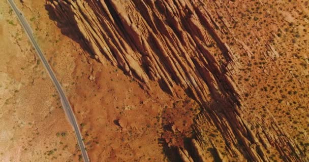 阳光灿烂的白天 美国峡谷的岩石令人惊叹 从上方看穿过犹他州干旱沙漠的公路 — 图库视频影像