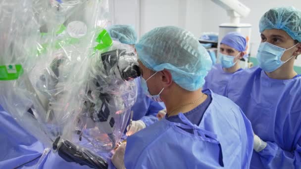 Chirurgiens Utilisant Des Équipements Technologiques Pointe Fonctionnement Médecin Regarde Microscope — Video