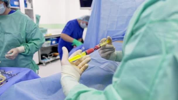Médico Não Reconhecido Luvas Usando Seringas Para Misturar Líquidos Neles — Vídeo de Stock