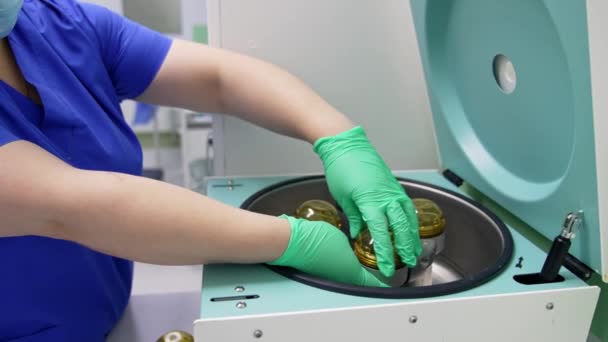 Geräte Zur Gewinnung Von Plasma Aus Blutproben Krankenschwester Nimmt Reagenzglas — Stockvideo