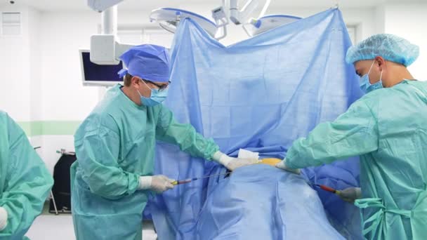 専門の外科医は現代手術室で幹細胞操作を行います 医者を助ける女性アシスタント — ストック動画
