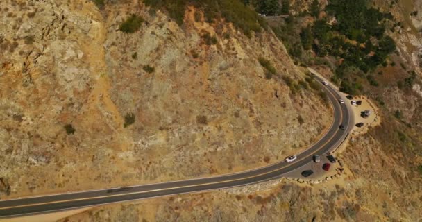 波涛汹涌的山路 有地方停车的高速公路 可以观赏大自然和观光风景 晴天背景 — 图库视频影像