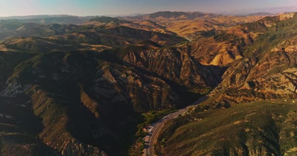 Bergigt Territorium Med Lite Grönska Vid Solnedgången Motorvägen Passerar Genom — Stockvideo