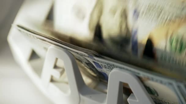 Roterande Mekanism För Bankomat Att Tjäna Pengar Hundra Dollarsedlar Räknas — Stockvideo