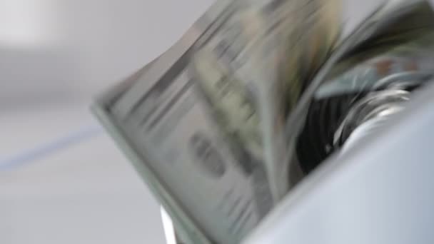 上百张美元的钞票落在了柜员机上 钱计数机停止工作 靠近点模糊的背景 — 图库视频影像
