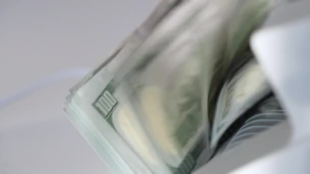 100 Címletű Amerikai Dollárbankjegyek Váltakoznak Bankautomatában Készülék Számít Aztán Megáll — Stock videók