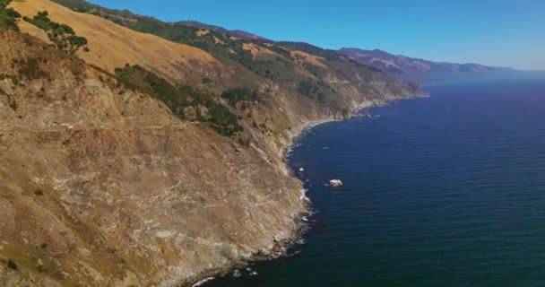 Vliegend Bergen Afdalend Diepe Oceaan Prachtig Landschap Van Verbazingwekkende Rotsachtige — Stockvideo