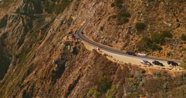 沿着穿过群山的公路飞行 美国加利福尼亚州大苏尔莫罗湾的巨岩 — 图库视频影像