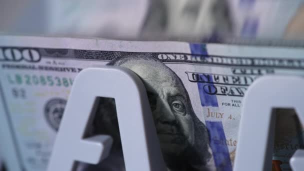 Portret Benjamina Franklina Banknotach Dolarowych Maszyna Liczenia Gotówki Liczy Amerykańskie — Wideo stockowe