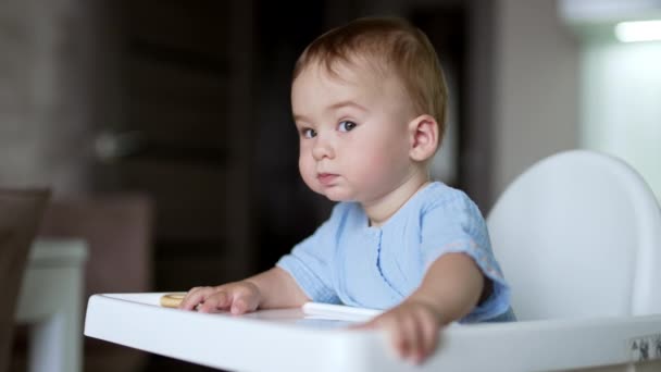 Precioso Niño Caucásico Mesa Alimentación Comiendo Bagel Lindo Chico Jugando — Vídeo de stock