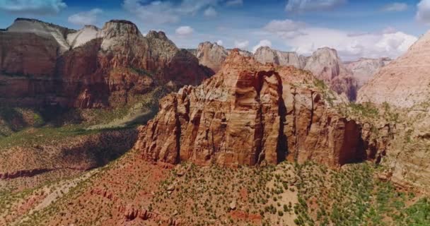 在炽热的阳光下 光秃秃的群山 犹他州惊人的峡谷从无人驾驶飞机的镜头 — 图库视频影像