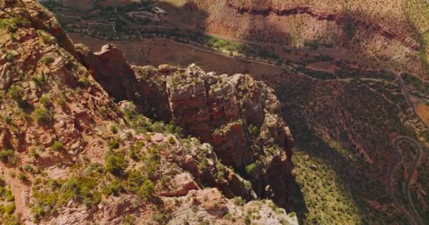 Дивлячись Вершини Дивовижних Каньйонів Малою Зеленню Високі Гострі Скелі Височіють — стокове відео