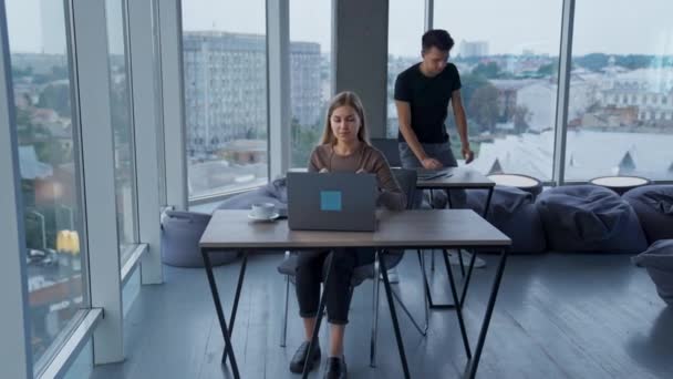 창문과 전망을 사무실 노트북에서 책상에 사람들 여성에 — 비디오