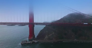 Kayanın yakınındaki güzel Golden Gate Köprüsü 'nün destekçileri. Arabalar köprüden geçiyor. San Francisco, California, ABD 'nin İnanılmaz Tarihi Tarihi.