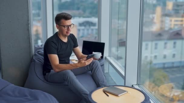 Homem Shirt Preta Óculos Tendo Tempo Relaxamento Com Uma Xícara — Vídeo de Stock