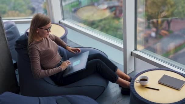 Modern Bir Ofisin Rahat Atmosferinde Işe Başlıyorum Uzun Saçlı Bayan — Stok video