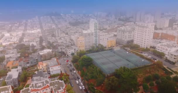 Ciudad Soleada Cubierta Espesa Niebla Durante Día Campo Béisbol Canchas — Vídeos de Stock