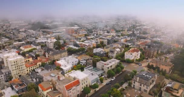 街中に広がる厚い白い霧 サンフランシスコの美しい風景が危険にさらされている空中映像 — ストック動画