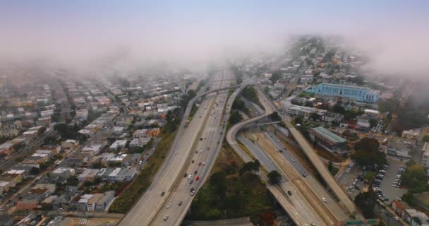 昼間は濃い霧で覆われた大都市パノラマ サンフランシスコの危険な地平線に入る車を持つ複数の鉄道 トップビュー — ストック動画
