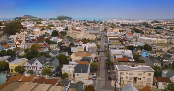 美しい居心地の良い通りと明るいサンフランシスコの家 カリフォルニア州 アメリカ 青空の背景にハイジーな地平線の晴れた街並み — ストック動画