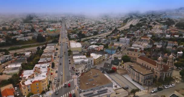 美丽城市的道路上繁忙的交通 旧金山的全景在白天浓雾中迷了路 空中展望 — 图库视频影像